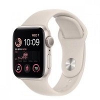 Apple Watch SE 2, 44 мм, корпус из алюминия цвета "серебро", спортивный ремешок белого цвета.